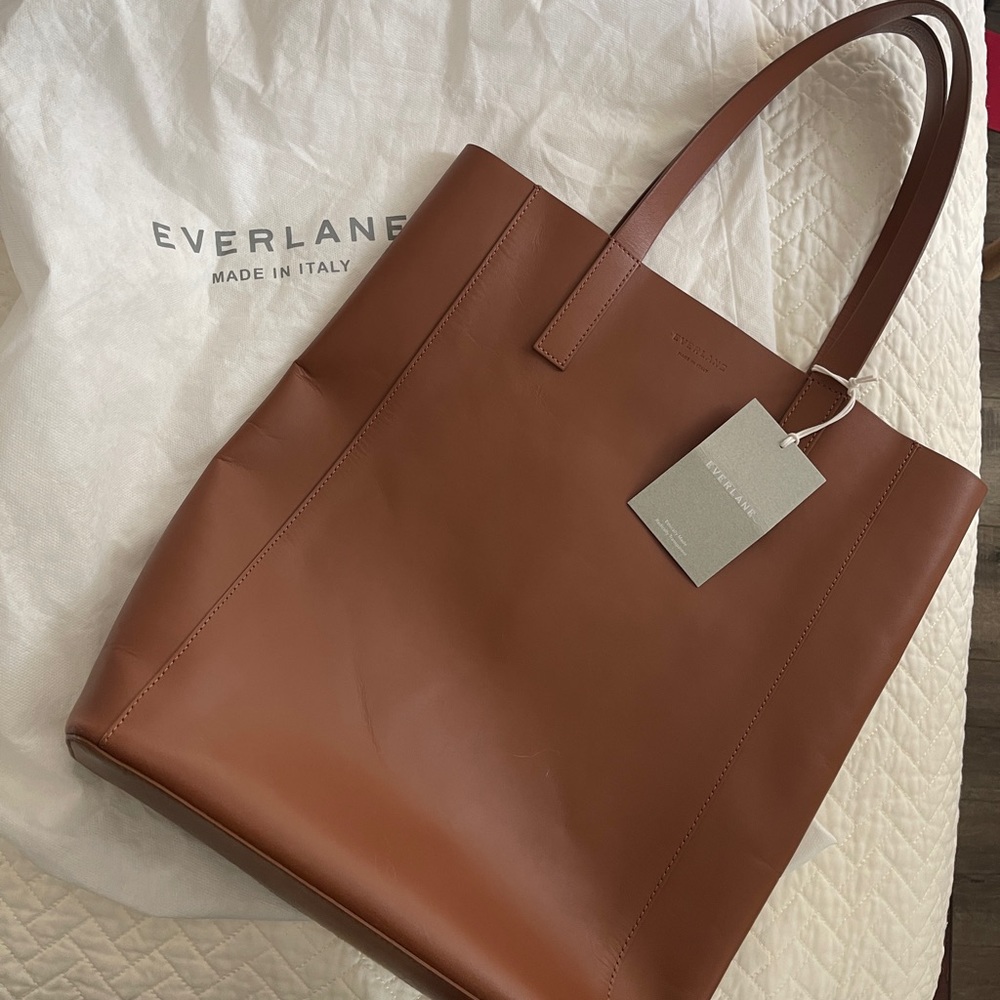 Everlane day magazine tote in cognac with tag